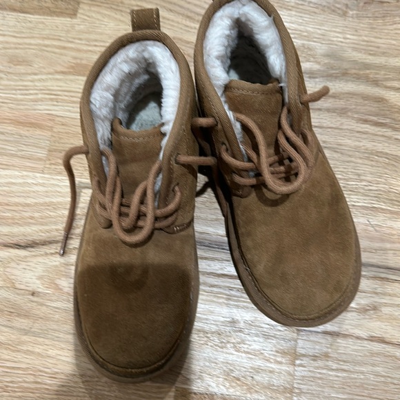 Boys Ugg’s - Picture 1 of 4